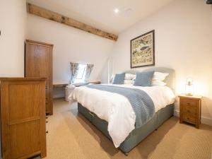 een slaapkamer met een groot bed en een raam bij Olivers Barn - Uk42081 in East Garston