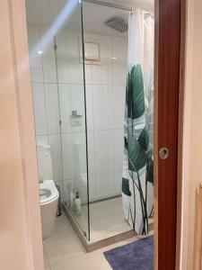 uma casa de banho com uma cabina de duche em vidro e um WC. em The Undercroft - Cosy boutique studio apartment. em Moonah