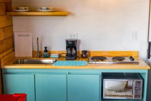 a kitchen with a counter with a sink and aounter sidx sidx sidx at Chalet Santa Clara in Jericó