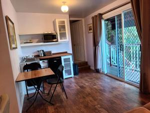 een keuken met een tafel en stoelen in een kamer bij Tropical Poolside Retreat in Nelly Bay