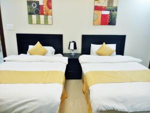 سرير أو أسرّة في غرفة في Hona Al Holm Furnished Units