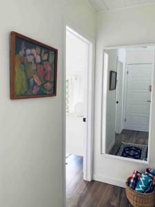 ピクトンにあるArtistic Picton getawayの鏡と壁画のある部屋
