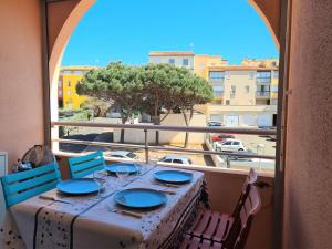 Balkón alebo terasa v ubytovaní Appartement Moderne avec Piscine, 200m Plage - 4 Couchages, Cap d'Agde - FR-1-249-388