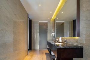 A bathroom at Mangrove Tree Resort World Sanya Bay-Coconut