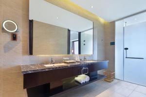 A bathroom at Mangrove Tree Resort World Sanya Bay-Coconut