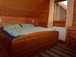 - une chambre avec un lit dans une cabane en rondins dans l'établissement Doppelhaushälfte in Hasselfelde, à Hasselfelde