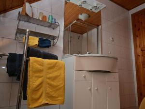La salle de bains est pourvue d'un lavabo, d'un miroir et de serviettes. dans l'établissement Doppelhaushälfte in Hasselfelde, à Hasselfelde