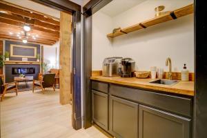 uma cozinha com um balcão e uma sala de estar em 201 -Single Queen em Waunakee
