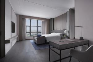 Postel nebo postele na pokoji v ubytování Foshan Marriott Hotel