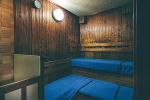 una camera con due letti in una stanza con pareti in legno di Hamilton Hotel Blue a Nagoya