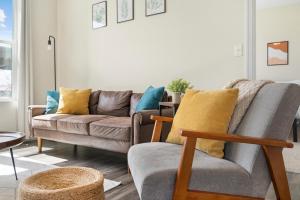sala de estar con sofá y silla en Luxury Retreat - King Beds, Hot Tub, & Pool - Family & Remote Work Friendly en Reno