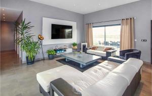sala de estar con sofá blanco y mesa en Nice Home In Lussas With Outdoor Swimming Pool, en Lussas