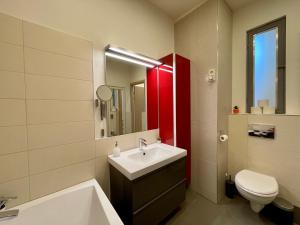 Koupelna v ubytování Penthouse w Private Rooftop and Free parking + 33 fotografií