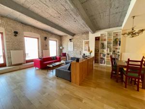 Posezení v ubytování Penthouse w Private Rooftop and Free parking