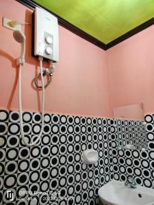 een badkamer met een douche en een wastafel bij Bogah Lodge in Banaue