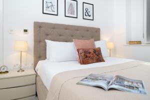 een slaapkamer met een bed met een boek erop bij Trafalgar SQ 1 Bedr, 3 Beds sleeps 6 in Londen