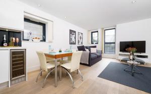 a living room with a table and a couch at Trafalgar SQ 1 Bedr, 3 Beds sleeps 6 in London