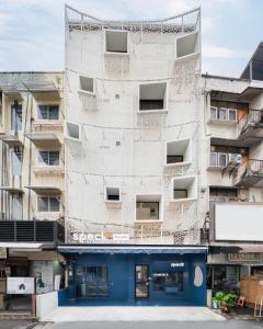 曼谷的住宿－Speck Bangkok，公寓大楼拥有蓝色的外墙