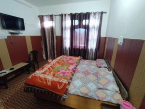 Postel nebo postele na pokoji v ubytování Puri Home Stay Bir Billing