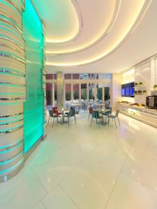 una grande hall con tavoli e sedie e una cucina di iclub Sheung Wan Hotel a Hong Kong