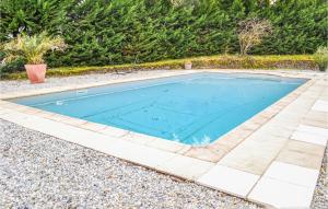 Castel-Sarrazinにある2 Bedroom Cozy Home In Castel-sarrazinの庭の青い水のスイミングプール