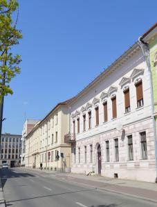 une rue vide dans une ville avec des bâtiments dans l'établissement Central Cozy Apartment, à Cluj-Napoca