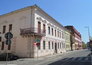 un bâtiment avec un balcon sur le côté d'une rue dans l'établissement Central Cozy Apartment, à Cluj-Napoca 12 autres photos