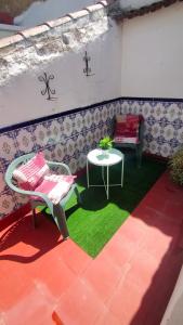 a room with a table and two chairs and a table and a tableearcher at Castella Aquae estudio in Merida