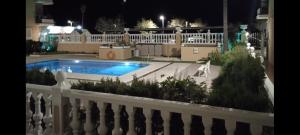 - une vue sur la piscine la nuit dans l'établissement FUENGIROLA ESTUDIO PLAYA PERLA 2, à Fuengirola