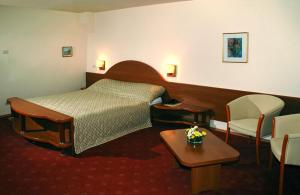 En eller flere senger på et rom på Hotel Irisa