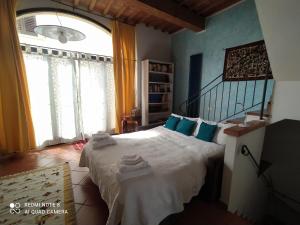 - une chambre avec un lit et une grande fenêtre dans l'établissement Casa Pina, à Malmantile