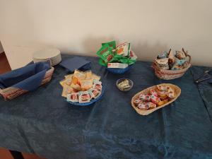 een tafel met manden met eten en snacks erop bij Hermitage Ravello in Ravello