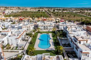 - une vue aérienne sur un complexe avec une piscine dans l'établissement Apartamento Natural Luxury Park, à Ciudad Quesada