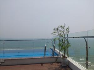 Bazén v ubytování De Lamour Hotel Da Nang nebo v jeho okolí