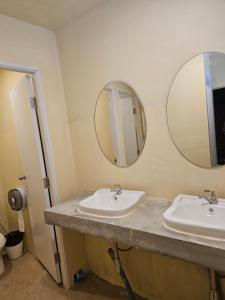 - Baño con 2 lavabos y 2 espejos en Luca hostel, en Ban Bang Phlat