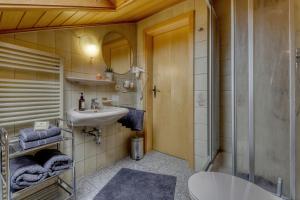 Koupelna v ubytování Hotel "Haus am Berg"