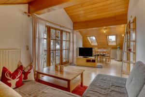 TV a/nebo společenská místnost v ubytování Hotel "Haus am Berg"