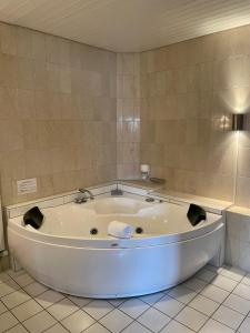 Baðherbergi á Hotel Bären Suhr