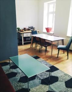 a living room with a glass table and chairs at Große 4 Zimmer Wohnung. Schönbrunn-Nähe! in Vienna