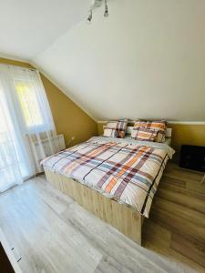 - une chambre mansardée avec un grand lit dans l'établissement Betti, à Balatonkeresztúr