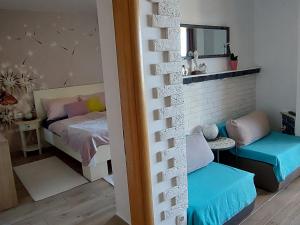 Habitación pequeña con cama y espejo. en Apartman Saric K&M, en Baška Voda