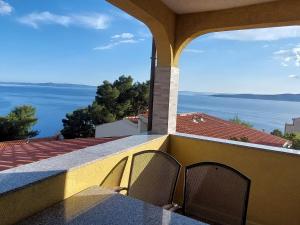 balcón con sillas y vistas al agua en Apartman Saric K&M en Baška Voda