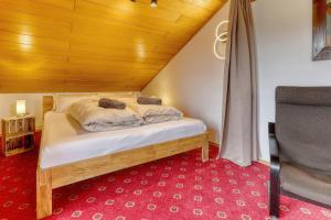 Postel nebo postele na pokoji v ubytování Hotel "Haus am Berg"