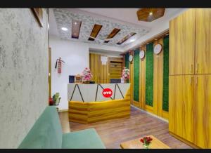 HOTEL SAROVAR INN في أحمد آباد: مكتب مع غرفة انتظار مع علامة توقف