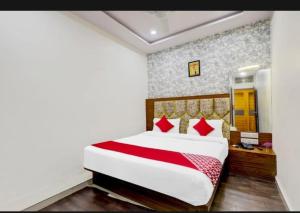 Postel nebo postele na pokoji v ubytování HOTEL SAROVAR INN