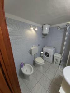 La salle de bains est pourvue de toilettes et d'un bidet. dans l'établissement Casa Antonella, à Dolianova