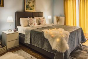 um quarto com uma cama grande e um cobertor branco em Luxury Apartment Leonarda on the river Vrljika em Imotski