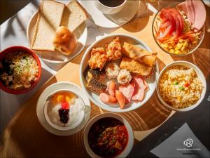 una mesa cubierta con platos de comida en una mesa en Daiwa Roynet Hotel Kawasaki, en Kawasaki