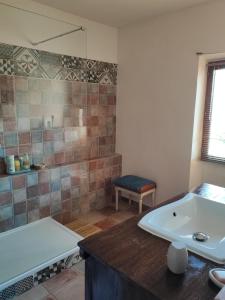 馬賽的住宿－Petit cocon à Mourepiane，带浴缸和盥洗盆的浴室