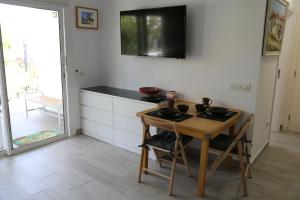 a kitchen with a table and a small table with chairs at Jungle Paradise in La Orotava